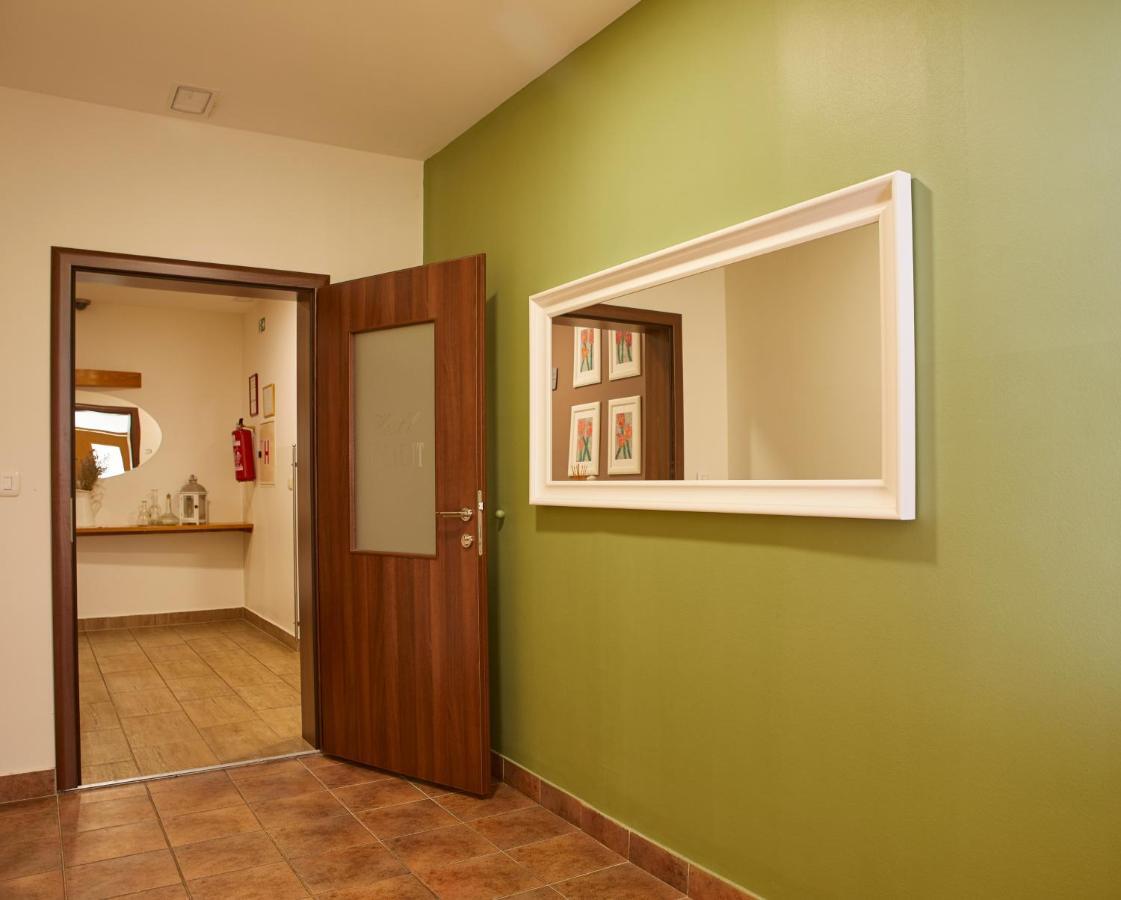 Hostel Delalut Ravne na Koroskem ภายนอก รูปภาพ